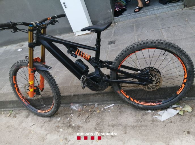 mossos's tweet photo. Gràcies a la col·laboració ciutadana, detenim juntament amb la Policia Local de @ajscfarners l’autor de sis robatoris interior de vehicle i el furt d’una bicicleta valorada en 6.000 euros que retornem al propietari https://t.co/5oVBxdP507