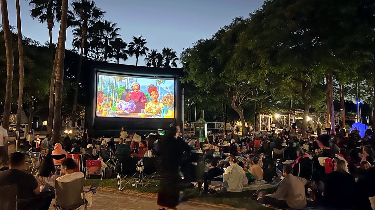 ParkLaBreaApt's tweet photo. What a great turnout for Encanto on our Outdoor Movie Night here at #ParkLaBrea! We're thrilled that so many of our residents were able to enjoy another beautiful Saturday together in our community. #TikizShavedIce #TacoCartel #DisneysEncanto #MovieNight #LALiving #FoodTrucks https://t.co/U5grQ1Ew4Z