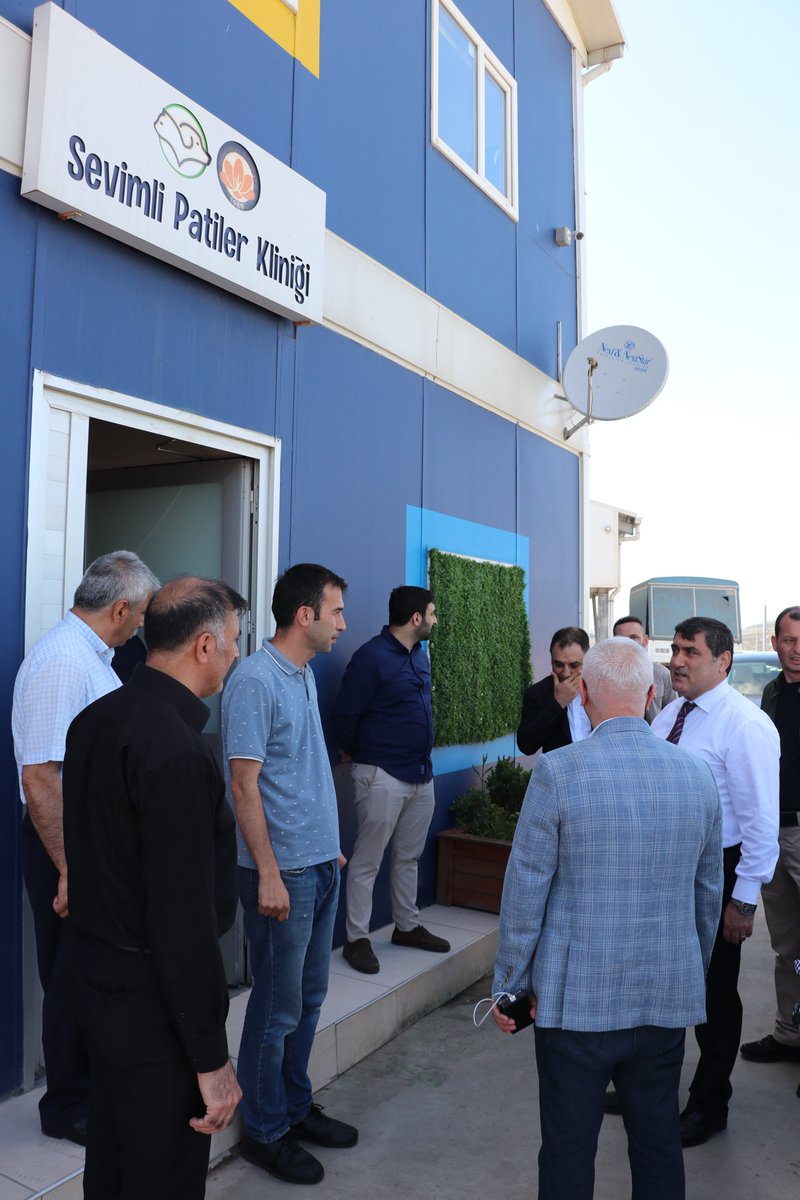 tcsultanbeyli's tweet photo. Kaymakamımız Kemal ŞAHİN ve Belediye Başkan Yardımcımız Sayın Zafer SÖĞÜTCÜ, Sultanbeyli Belediyesi bünyesinde minik dostlarımızın bakım ve tedavileri için hizmet veren 📍Sevimli Patiler Kliniği'ni" ziyaret etti. https://t.co/mzJBuxA75w