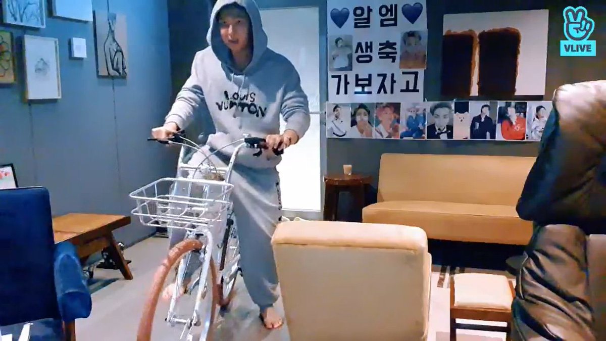 _Seokjin_04's tweet photo. Bangtan en roue libre https://t.co/AxugT1lWiP