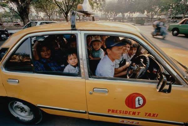 infojakarta's tweet image. Dulu taksi itu harganya nawar dulu, kaya ojek pangkalan. #jakarta90an