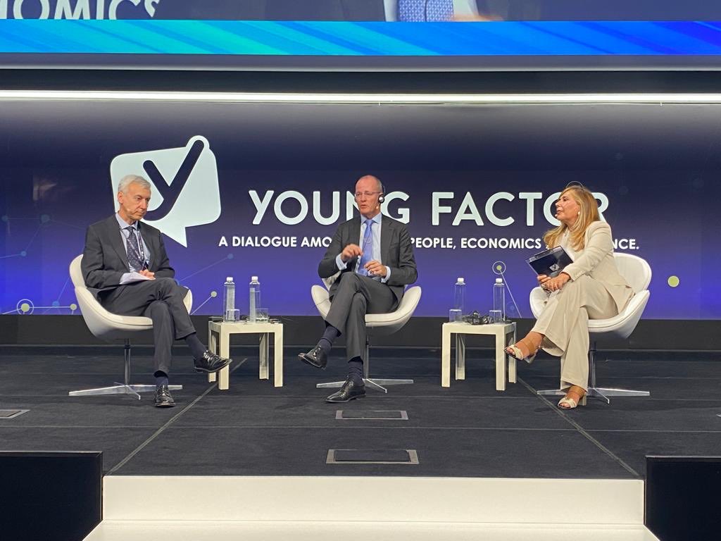 MariaLatella's tweet photo. Seconda giornata alla Borsa di Milano. E nel pomeriggio i 400 magnifici ragazzi di #youngFactor hanno incontrato il governatore della banca olandese klaas Knot https://t.co/CEEC3VP4Kt