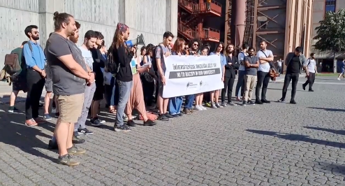 arsivdgb's tweet photo. ÜNİVERSİTELERİMİZDE IRKÇILIĞA GEÇİT YOK!
NO TO RACISM IN OUR UNIVERSITY!

Bilgi Üniversitesi öğrencileri Santral İstanbul kampüsünde faşist Ümit Özdağ'ı ve göçmenlere yönelik ırkçı söylem ve politikalara karşı protesto gerçekleştirdi.

@DayanismaBilgi https://t.co/wNDuA9kqNg