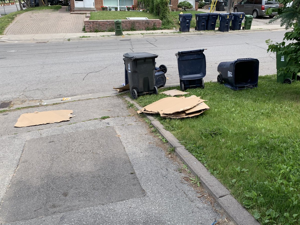 therealMr_Peter's tweet photo. @cityoftoronto What a fantastic job recycling what I needed to be recycled! The fact that this is the state of which the front of my place was left is ridiculous https://t.co/SEI5JDRiNZ