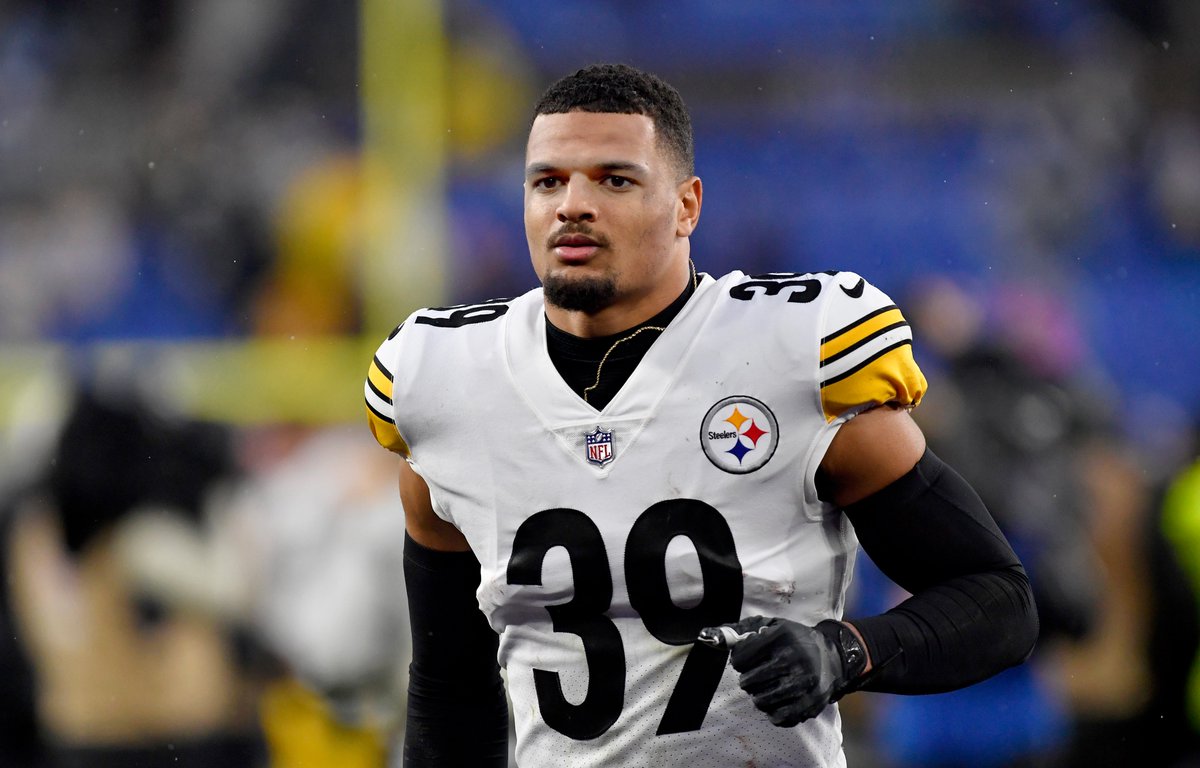 BleacherReport's tweet photo. All-Pro S Minkah Fitzpatrick becomes the highest-paid safety in NFL history after agreeing to new four-year, $73.6M deal with Steelers, per @AdamSchefter https://t.co/0sbiE7kjI8