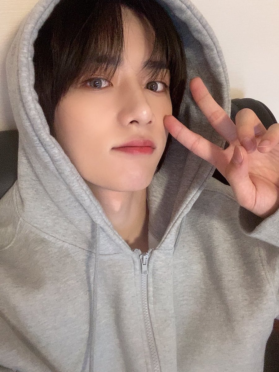 lxstlxvx's tweet photo. 똑같은 후드야...🥹
많이 입어서 보풀 일어난것마저 사랑스러워 https://t.co/EX3XEsHWti