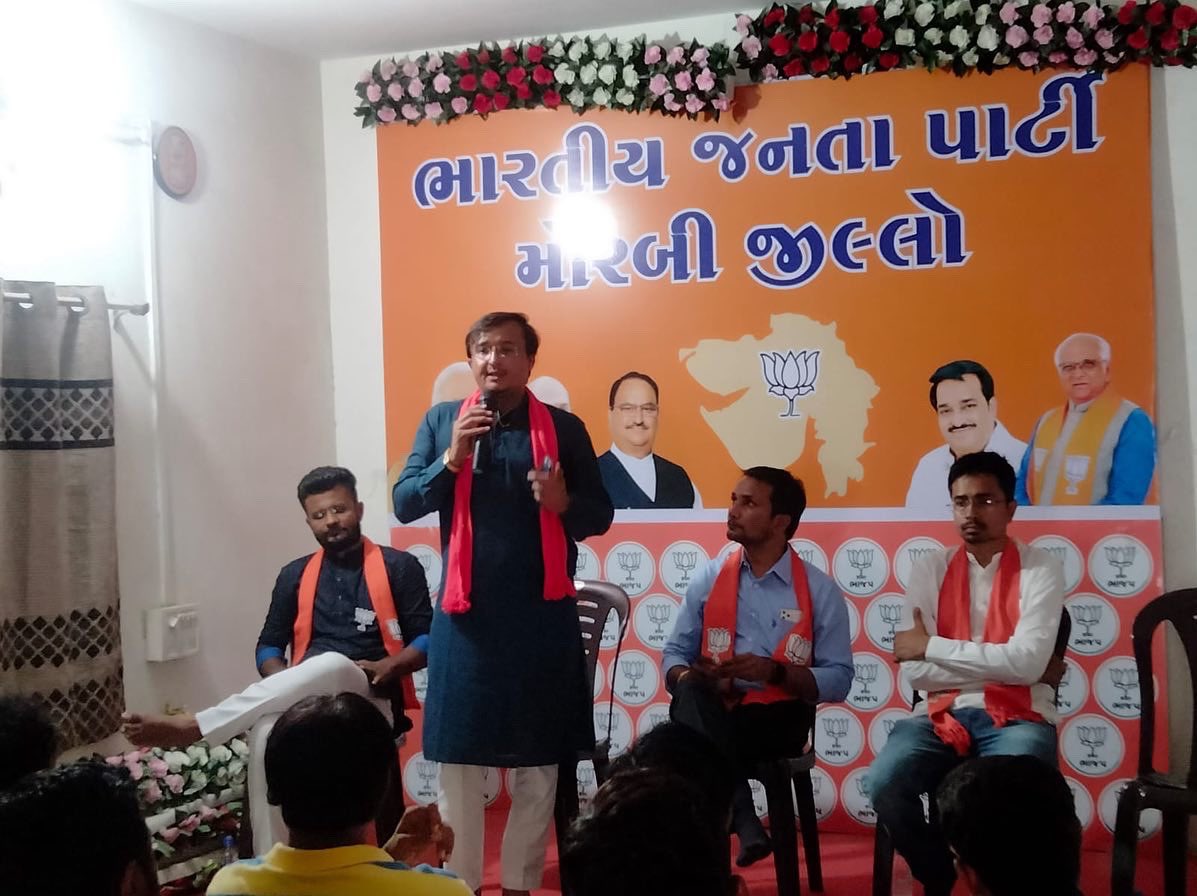 Anil4bjp's tweet photo. ભારતીય જનતા પાર્ટી મોરબી જીલ્લા સોશિયલ મીડિયાની બેઠક લીધી. 

બેઠકમાં સોશિયલ મીડિયાની ઉપયોગીતા અને અગત્યતા વિષે વિસ્તૃત ચર્ચા કરવામાં આવી. 

બેઠકમાં NFC કાર્ડ નું વિતરણ કરવામાં આવ્યું તેમજ વિવિધ વિષયો પર ચર્ચા કરી માર્ગદર્શન પુરુ પાડ્યું.

#NFC 
#NamoAppWithNFC https://t.co/X05UqP9IPr