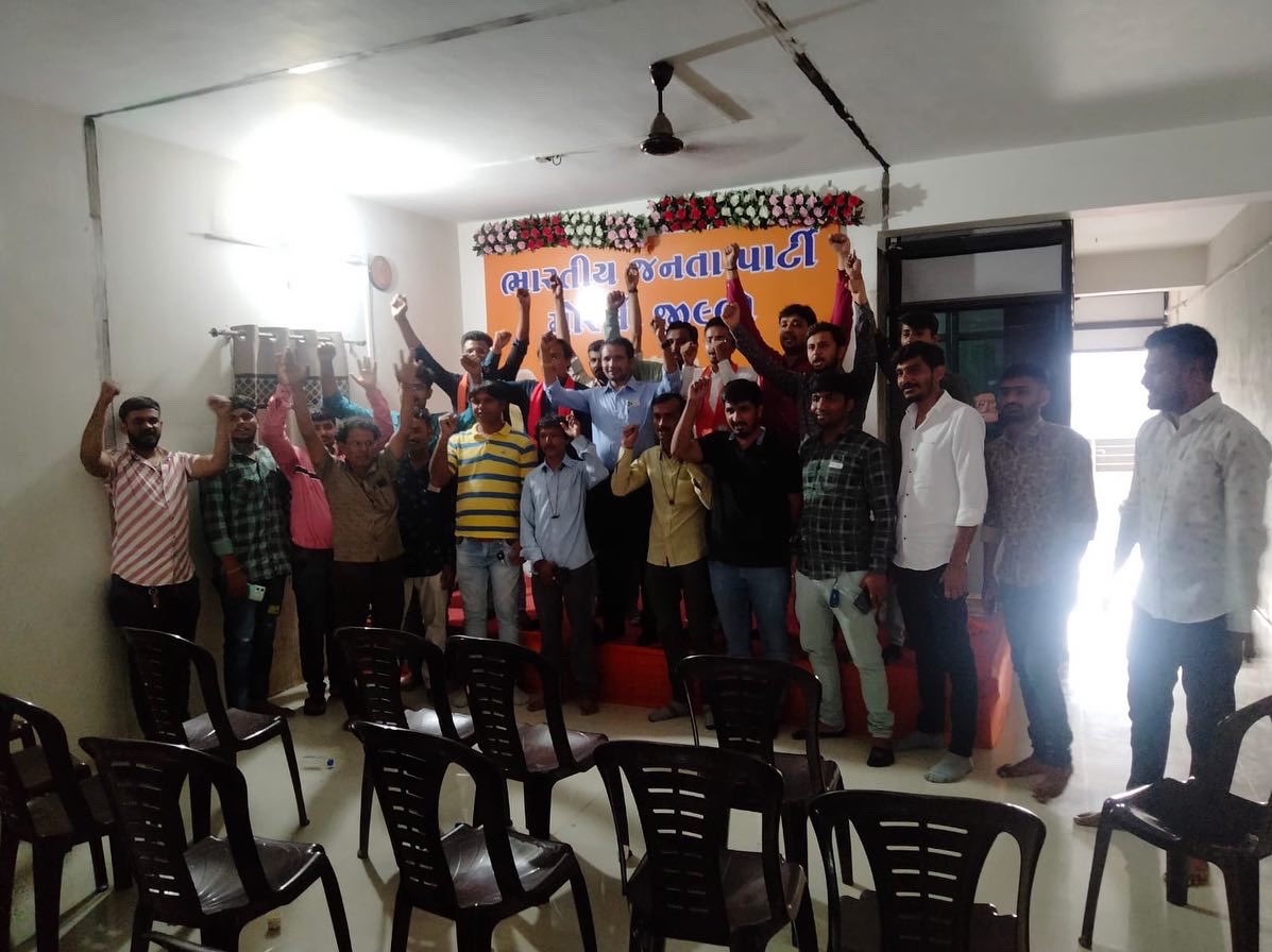 Anil4bjp's tweet photo. ભારતીય જનતા પાર્ટી મોરબી જીલ્લા સોશિયલ મીડિયાની બેઠક લીધી. 

બેઠકમાં સોશિયલ મીડિયાની ઉપયોગીતા અને અગત્યતા વિષે વિસ્તૃત ચર્ચા કરવામાં આવી. 

બેઠકમાં NFC કાર્ડ નું વિતરણ કરવામાં આવ્યું તેમજ વિવિધ વિષયો પર ચર્ચા કરી માર્ગદર્શન પુરુ પાડ્યું.

#NFC 
#NamoAppWithNFC https://t.co/X05UqP9IPr