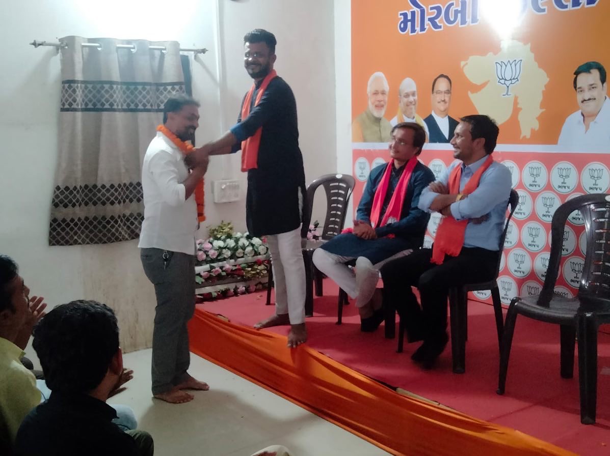 Anil4bjp's tweet photo. ભારતીય જનતા પાર્ટી મોરબી જીલ્લા સોશિયલ મીડિયાની બેઠક લીધી. 

બેઠકમાં સોશિયલ મીડિયાની ઉપયોગીતા અને અગત્યતા વિષે વિસ્તૃત ચર્ચા કરવામાં આવી. 

બેઠકમાં NFC કાર્ડ નું વિતરણ કરવામાં આવ્યું તેમજ વિવિધ વિષયો પર ચર્ચા કરી માર્ગદર્શન પુરુ પાડ્યું.

#NFC 
#NamoAppWithNFC https://t.co/X05UqP9IPr