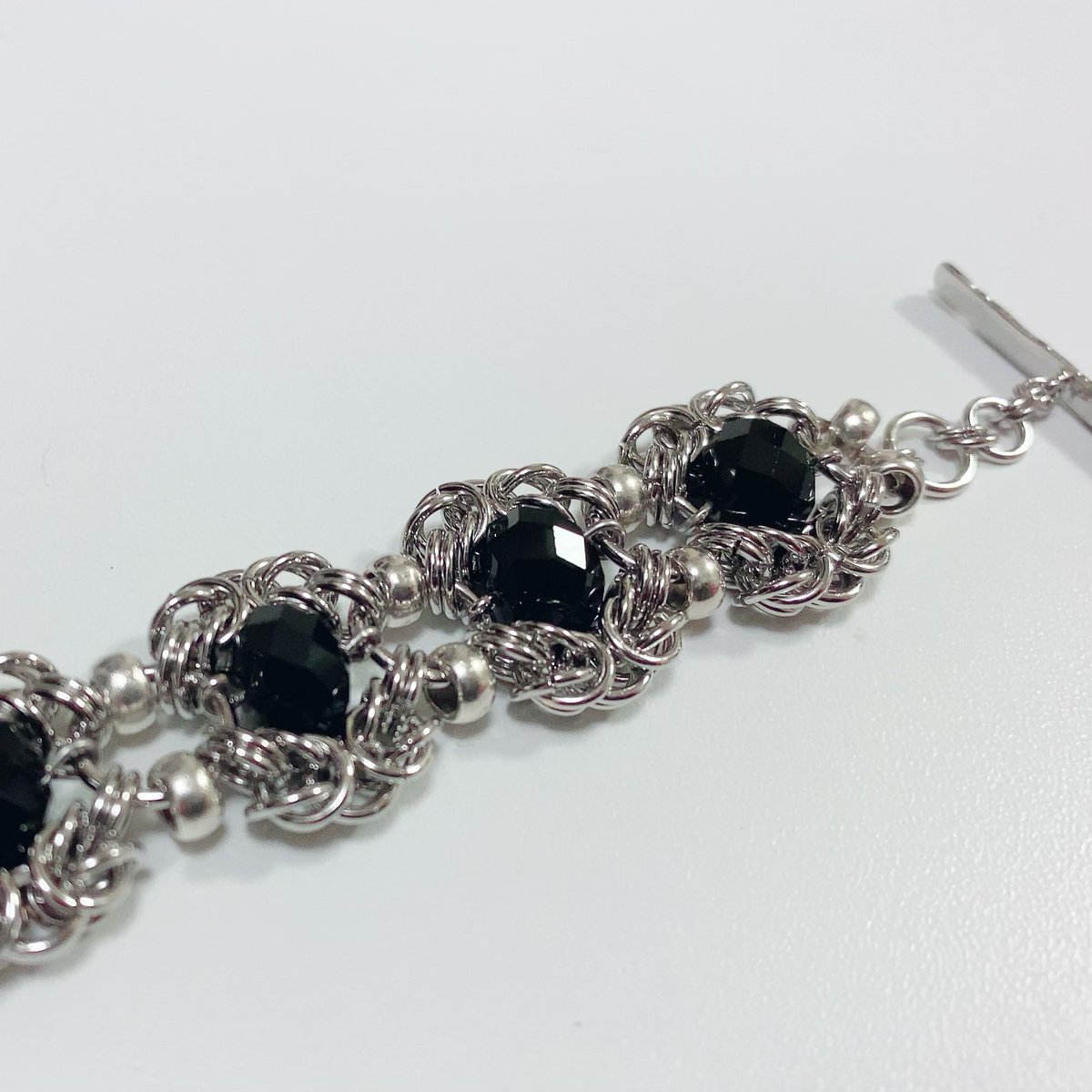mtgt_refrain's tweet photo. 小さい輪っかを編んでブレスレットを作ったよ！
粘着質な性格を存分に発揮できてスッキリした… https://t.co/abfaMytrvZ