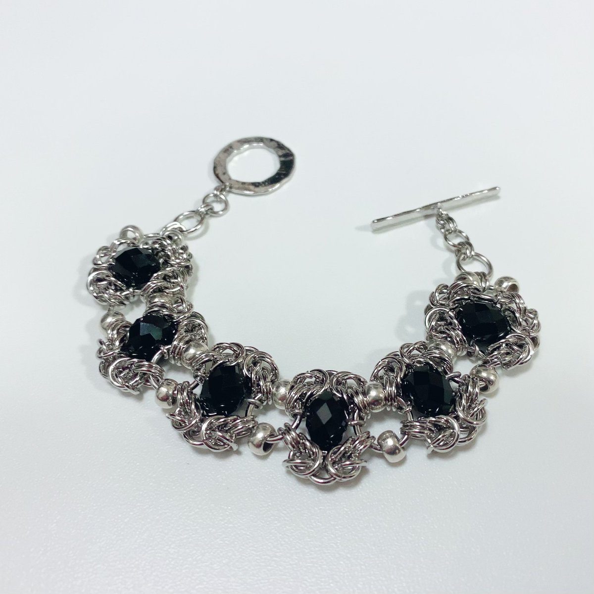 mtgt_refrain's tweet photo. 小さい輪っかを編んでブレスレットを作ったよ！
粘着質な性格を存分に発揮できてスッキリした… https://t.co/abfaMytrvZ