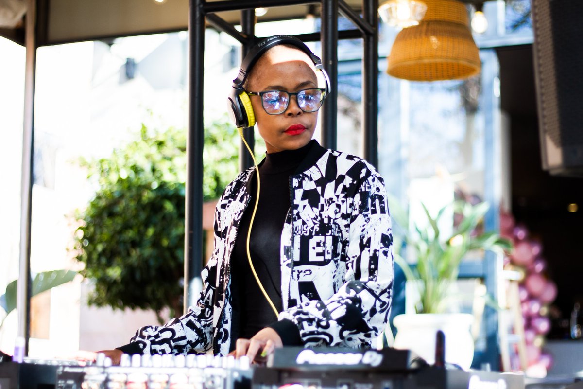 DJ_Buhle's tweet photo. π₯΅π₯΅ DEBUT ALERT π₯΅π₯΅
F R I - 17 June 2022
#LAVA - Honeydew
Alongside the gents
#SonOfDennis & #ZeeEssential
Doors open at 9PM
Do come through.
#WomenInDanceMusic #BezuluMoves #BezuluChronicles @BezuluWorldWide π«ππΎ https://t.co/i73iXsZdvN