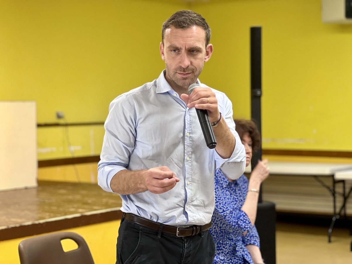 AvecJulien2022's tweet photo. 4️⃣6️⃣ème réunion de campagne à vos côtés, cette fois-ci à #Clastres ! 

💬« Moi, j’ai toujours été engagé à fond et je continuerai à le faire ! On est des élus de terrain et on n’est pas parachutés, nous ! » @JulienDive 

#Legislatives #Circo0202 #VotezTerrainVotezJulien https://t.co/EduErEHYOO