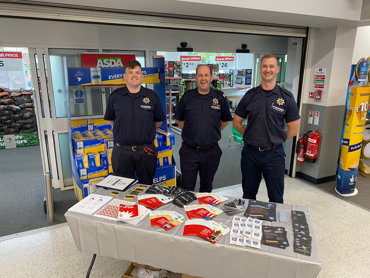 jazz_hayer's tweet photo. Black Watch from Retford Fire Station @nottsfire set up to start engaging with our communities. Thank you to the team @asda for supporting our Home Fire Safety Week event today
#HomeSafetyWeek #CheckYourSmokeAlarms https://t.co/CJMtuK7Bed