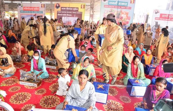 simmi2102's tweet photo. Serving humanity means serving God . Following the teachings of Saint Dr. Gurmeet Ram Rahim Singh Ji Insan , Dera Sacha Sauda volunteers distribute ration to needy ones .
#FastToEndHunger https://t.co/jPgxCtZh87