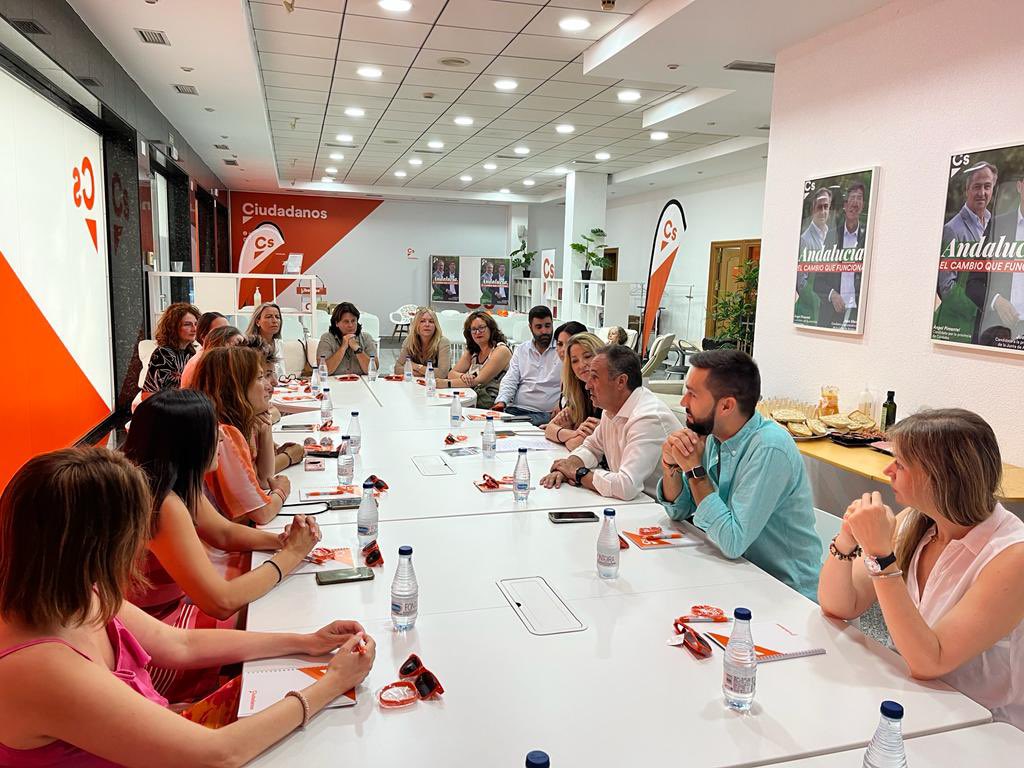 CsCordoba_Prov's tweet photo. 🟠 @mariadelamiel y @AngelPimentel_, junto a @IsabelAlbas_Cs, han mantenido hoy un encuentro con emprendedoras.
 
✅ Cs siempre estará al lado de nuestros #autónomos y apostando por la #conciliación.

🗳🍊 El #19J apuesta por el #CsVotoDecisivo para que #Andalucía siga avanzando. https://t.co/P2TK7WSsnB