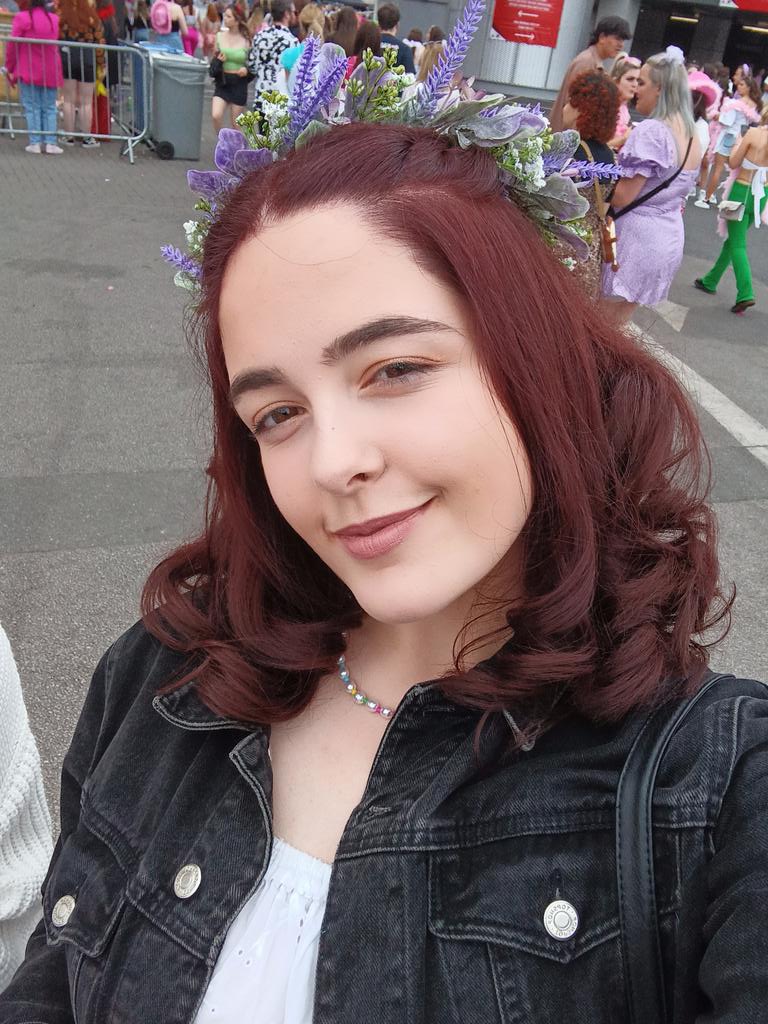 flower crowns for harry 💞💐
#HSLOT #LoveOnTour2022 #LoveOnTourManchester