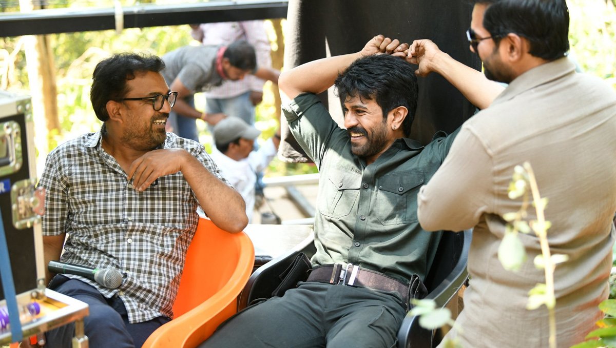 Ragalahariteam's tweet photo. Ram Charan has trolls pan 'disaster director'

Read 👉 https://t.co/ljXy2IZdmY

#KoratalaSiva @AlwaysRamCharan 
#acharyaonprime #Acharya 
#Padaghattamsrushtikarthakihappy birthday #Fans  #RamCharan #Brahmanandam #Chiranjeevi #acharyadisaster https://t.co/Z1lVyTQBpA