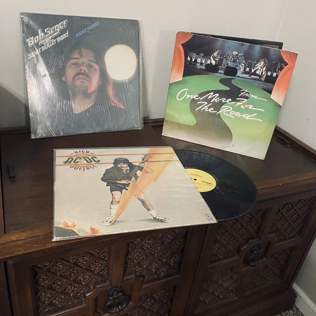 RockNRoLL_85's tweet photo. 1976, Which Classic album stays? https://t.co/NpWvyE7zOB