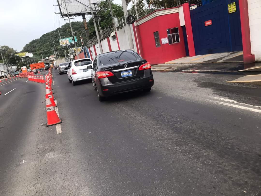radioyskl's tweet photo. Este día, un conductor particular (placas P971-849) no quiso acatar las indicaciones de los gestores del @VMTElSalvador, para circular con precaución en zona de trabajos. Al solicitarle los documentos de tránsito, insultó a los agentes y se dio a la fuga. https://t.co/baPTU6xy7M