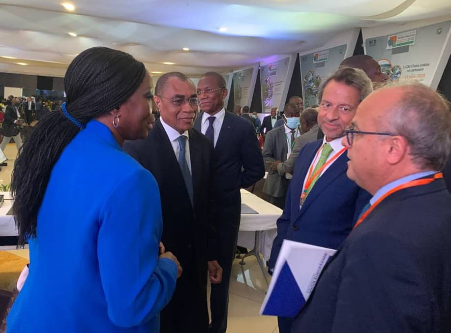 UEenCI's tweet photo. L’Union européenne, ses États membres et la BEI renforcent en tant que #TeamEurope leur partenariat avec la Côte d’Ivoire en soutenant, comme premier bailleur, le Plan national de développement (PND) 2021-25. Ils mobilisent plus de 6 milliards d’euros pour sa mise en œuvre. https://t.co/siIi9jQosj