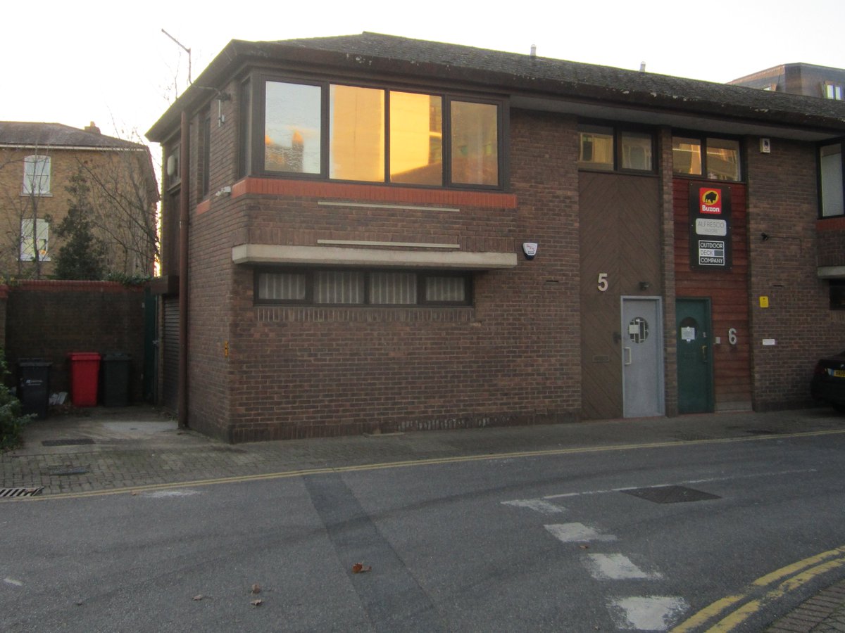 SMALL BUSINESS UNITS IN DEMAND 
We are pleased to announce the successful #letting of this mixed use office/warehouse property in Teddington Business Park to a local landscaping business. After a short time on the #market attractive terms were agreed on behalf of the #landlord.