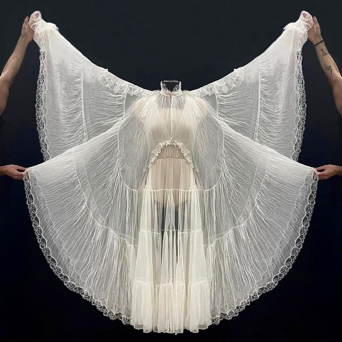 delcoreofficial's tweet photo. It takes extreme lightness to fly, and immense workmanship to attain such lightness, pleating, and pleating and trimming in lace. @florencemachine ‘s dress looks ready to take off, as immaterial as musical notes, and yet as persistent.
#DelCoreUniverse https://t.co/Newg4q0Xoh