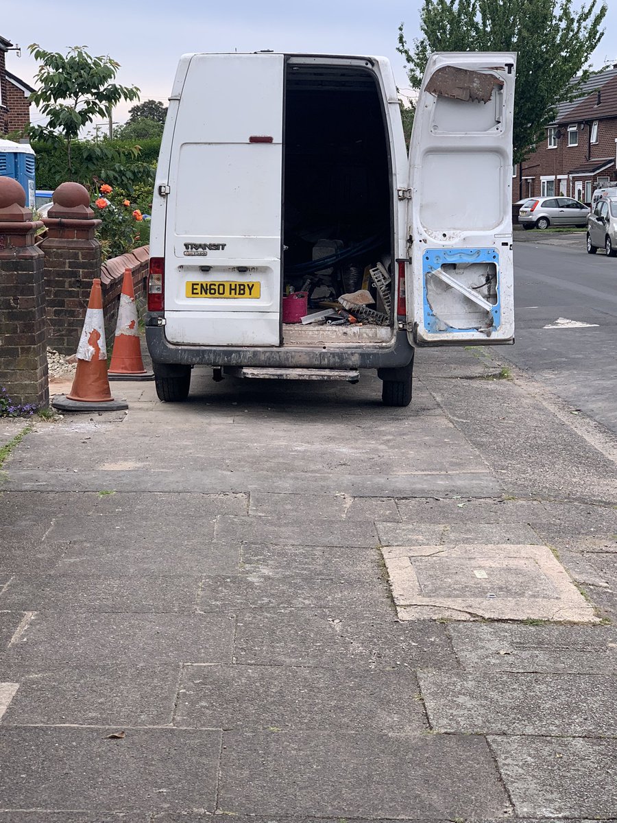 jonny5goals's tweet photo. @YPLAC because taking up the whole pavement isn’t enough, door swung open to block the final 2 feet  before the road https://t.co/93URArMhHg