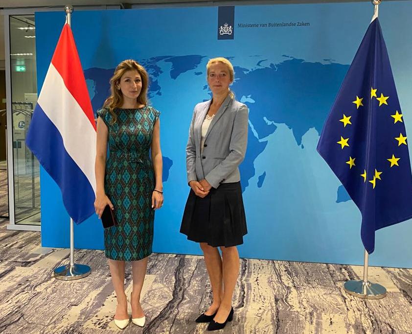 EmineDzheppar's tweet photo. Glad to meet Anita van den Ende, Deputy Minister @DutchMFA.
I reiterated our high expectations regarding EU candidate status for #Ukraine.
Expressed sincere gratitude for Dutch military, financial &amp; humanitarian assistance. 
#EmbraceUkraine @UKRinNLD 1/2 https://t.co/xYejtYNSSO