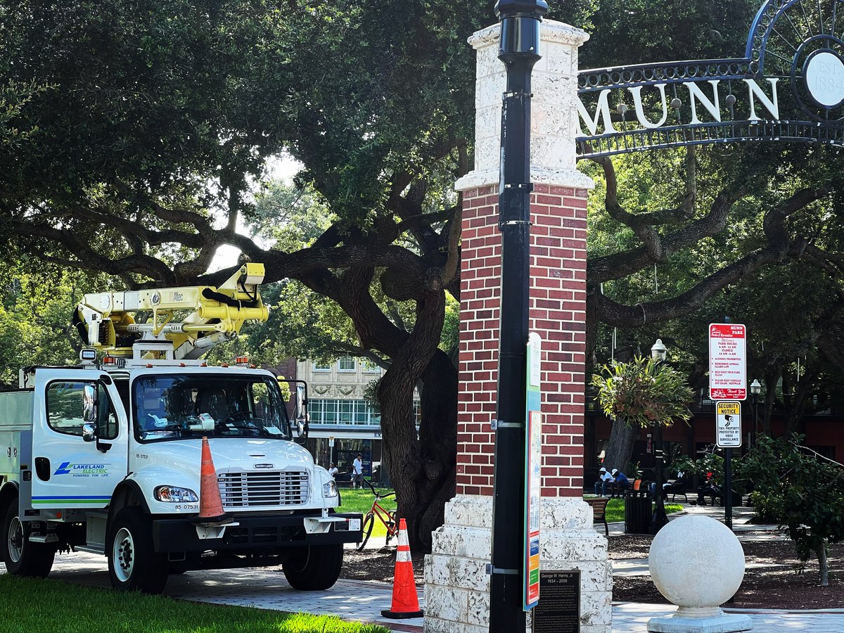 mylkldelectric's tweet photo. Life’s too short to sit in traffic every day. Get out and explore our parks.  
@lakelandparkrec
 #Happy #NaturePhotographyDay #lineman #buckettruck #pleasedonotfeedthetruck #driveatfive https://t.co/J0qfNzb3Gm