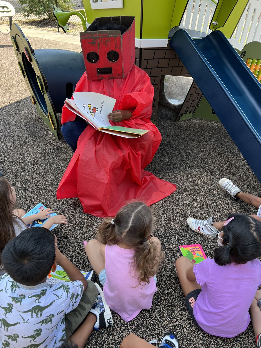 TracySlavis's tweet photo. A visit from Red Robot in PreK to read her favorite book @TurnerCreekES https://t.co/jfNMbEzICB