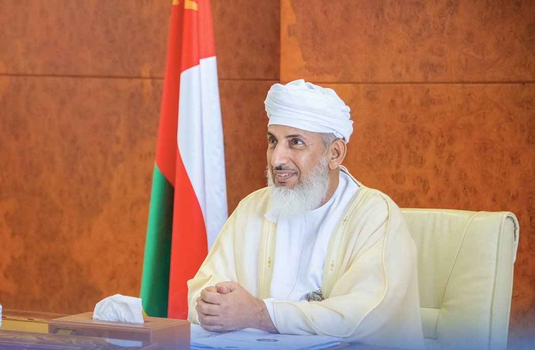 AhmedAlawadhii's tweet photo. نال ثقة سلطاني عُمان، قدوة لكل موظف ومسؤول، يبسط الإجراءات، يحترم الصغير، يوقر الكبير ، يرفق بالمراجع والموظف ، فتح أبواب مكتبه ، كان سبباً في توظيف ألاف من الكوادر الدينية ،وأحد أسباب الأمن الديني والتسامح والتعايش.

إنه سليل بيت الدين والعلم معالي الشيخ الإنسان عبدالله السالمي https://t.co/RVXCeayA7u