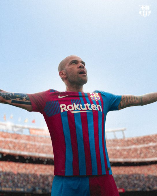 RadioFCB's tweet photo. Gracias por venir en un momento tan complicado. Eres y seguirás siendo leyenda @DaniAlvesD2 https://t.co/4xEexY4Q0o