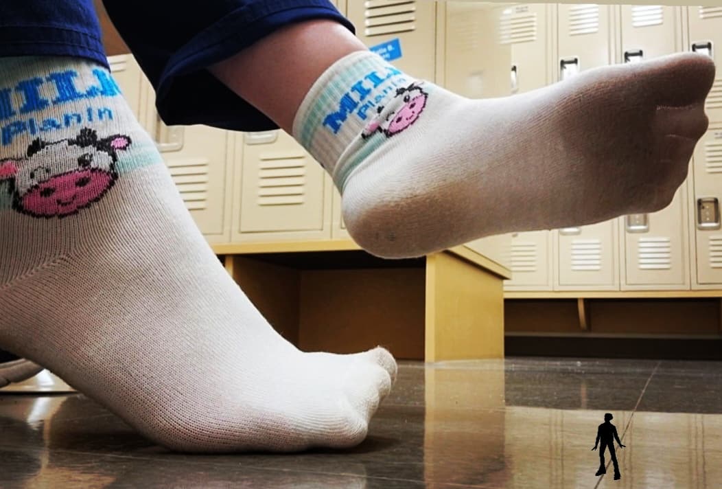 DaisyMeadows34's tweet photo. Watch out little man your about to be crushed 😉 follow my main account @daisy_meadows_feet34 #sock #stomp #squish #feetfinder https://t.co/QM69SCMVpf