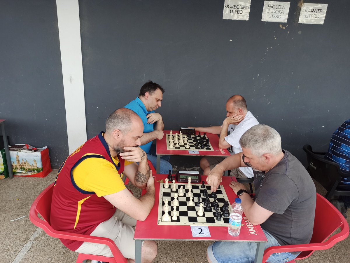 AjedrezUtebo's tweet image. Fotos del ultimo evento del II Circuito Ajedrez en los Bares, esta vez en el Restaurante Las Piscinas de Utebo. 
El vencedor fue Fernando López, del @AjedrezUtebo, y el mejor sub-1650 Alcher Jaime, de El Olivar. 
Aquí la clasificación:
chess-results.com/tnr633898.aspx…