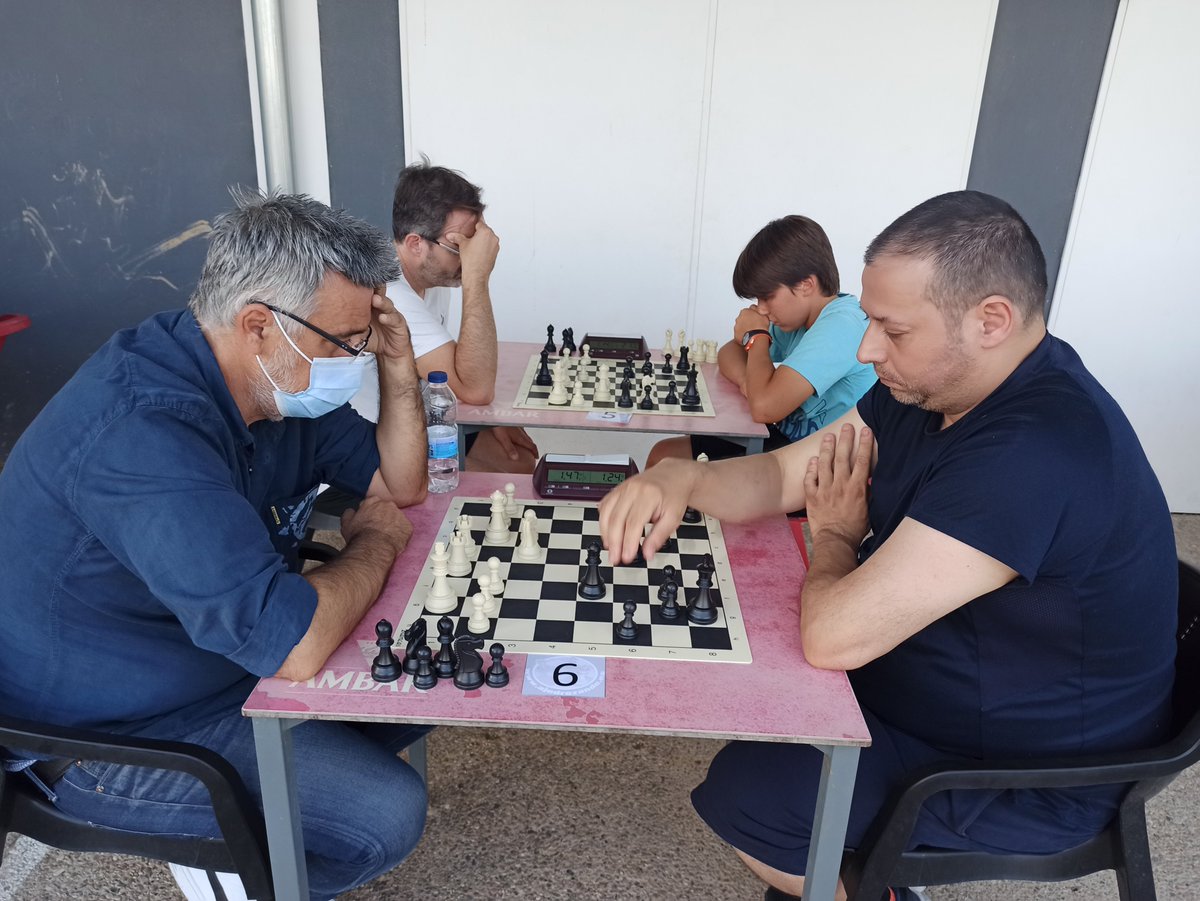 AjedrezUtebo's tweet image. Fotos del ultimo evento del II Circuito Ajedrez en los Bares, esta vez en el Restaurante Las Piscinas de Utebo. 
El vencedor fue Fernando López, del @AjedrezUtebo, y el mejor sub-1650 Alcher Jaime, de El Olivar. 
Aquí la clasificación:
chess-results.com/tnr633898.aspx…