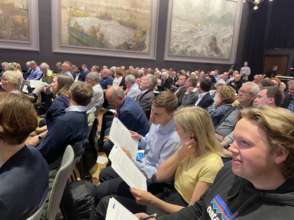 HELE TO tunneler ble visst stengt i dag, sannsynligvis et forsøk på å sabotere kveldens nominasjonsmøte i Bergen Høyre. Men her er vi i hvert fall, noe forsinket men fulltallige! #drama