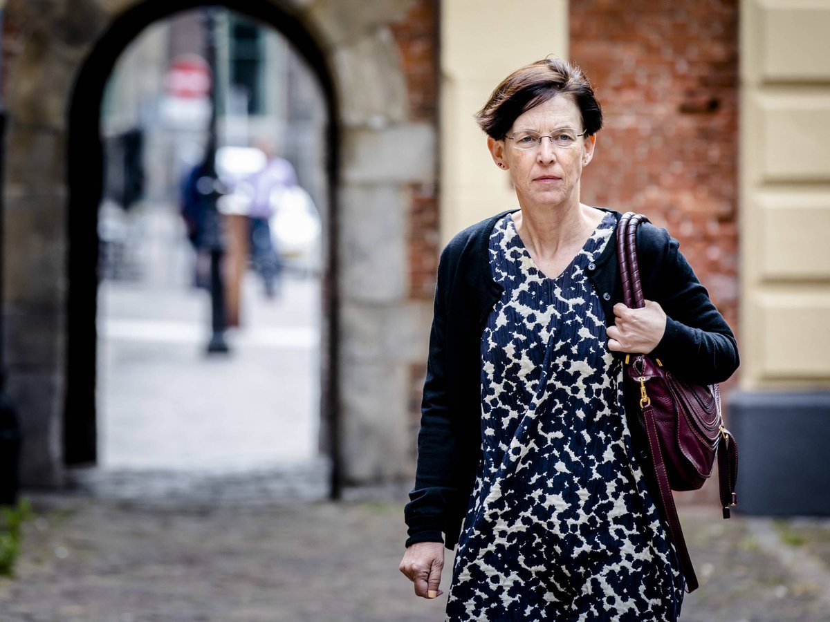 Tweeeety2021's tweet photo. !! BREAKING BREAKING !!
Mark Rutte draagt zelf tas.
#voorjaarsnota #Rutte4Exit #lauravangeest https://t.co/WByjjoP36c