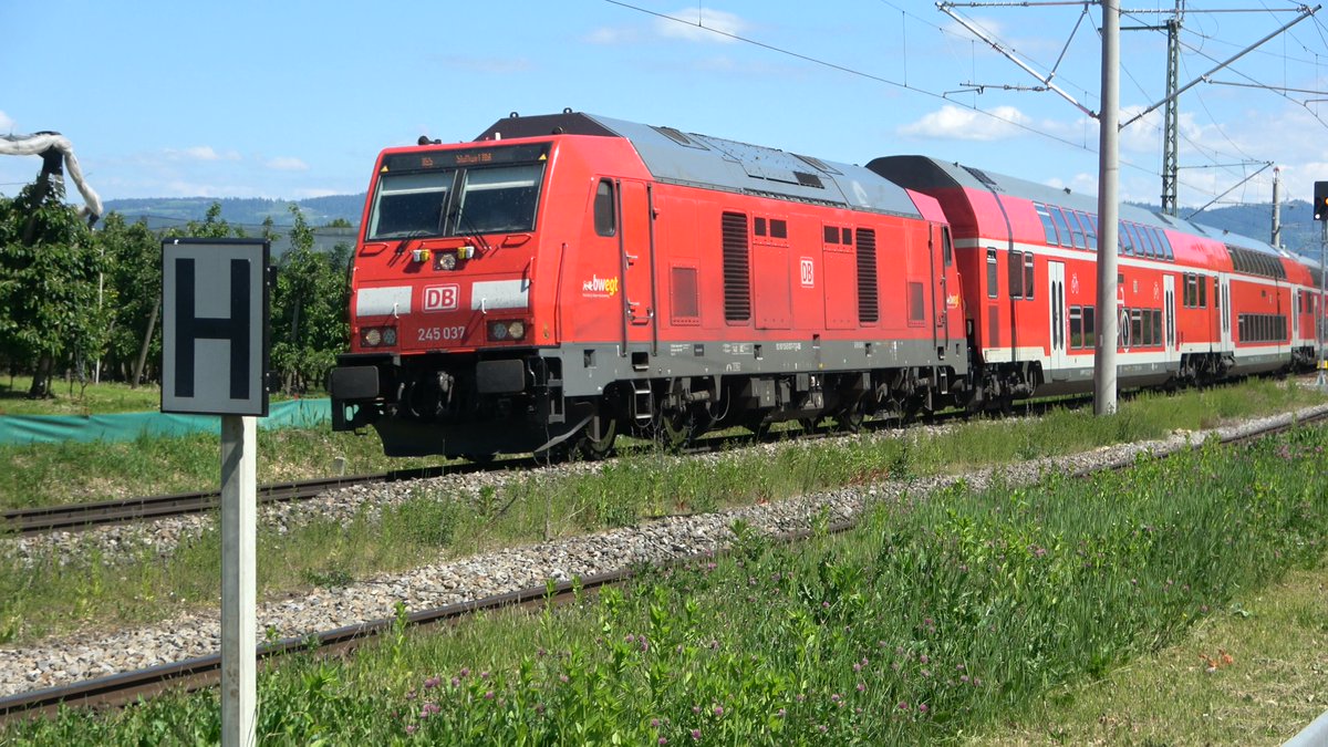 218_493's tweet photo. Und jetzt hab ich noch ein paar Bilder aus Nonnenhorn😁Auch wenn die Zugzielanzeige vom 629 anderes vermuten lässt, sind die Aufnahmen gut ein Jahr alt. "Lindau Hbf" wurde nämlich eigentlich 2020 in "Lindau-Insel" umbenannt. #Trainspotting #BR628 #BR629 #BR245 #BR218 (1/2) https://t.co/EaHWuB8nK4