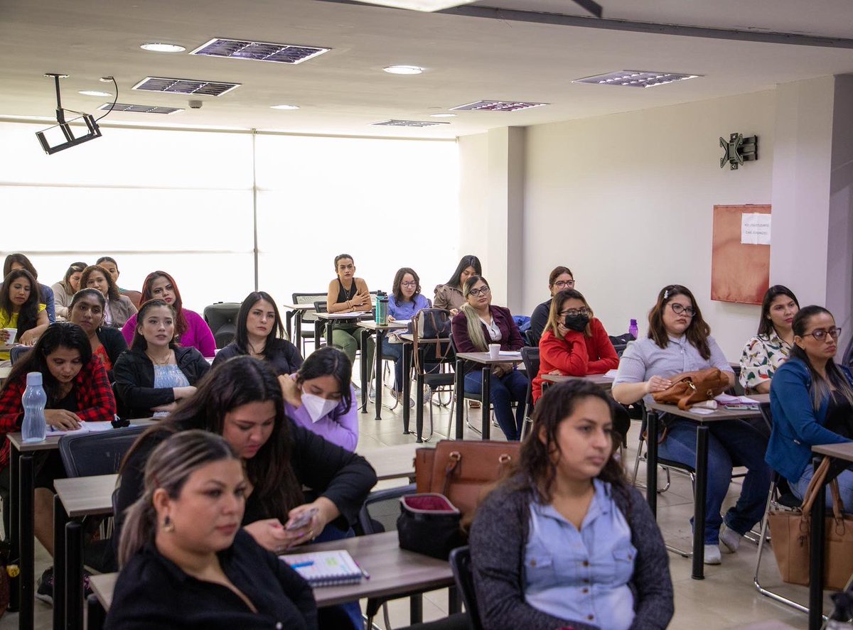 FDLibertad's tweet photo. El economista @larryyumibandam expuso a nuestras alumnas la situación económica actual del Ecuador. Las estudiantes conocieron el contexto en el que se encuentra nuestro país y se discutieron posibles soluciones. @CristinaReyesec @fhs_ecuador https://t.co/fKO59xgBk0