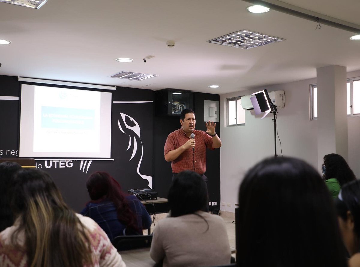 FDLibertad's tweet photo. El economista @larryyumibandam expuso a nuestras alumnas la situación económica actual del Ecuador. Las estudiantes conocieron el contexto en el que se encuentra nuestro país y se discutieron posibles soluciones. @CristinaReyesec @fhs_ecuador https://t.co/fKO59xgBk0
