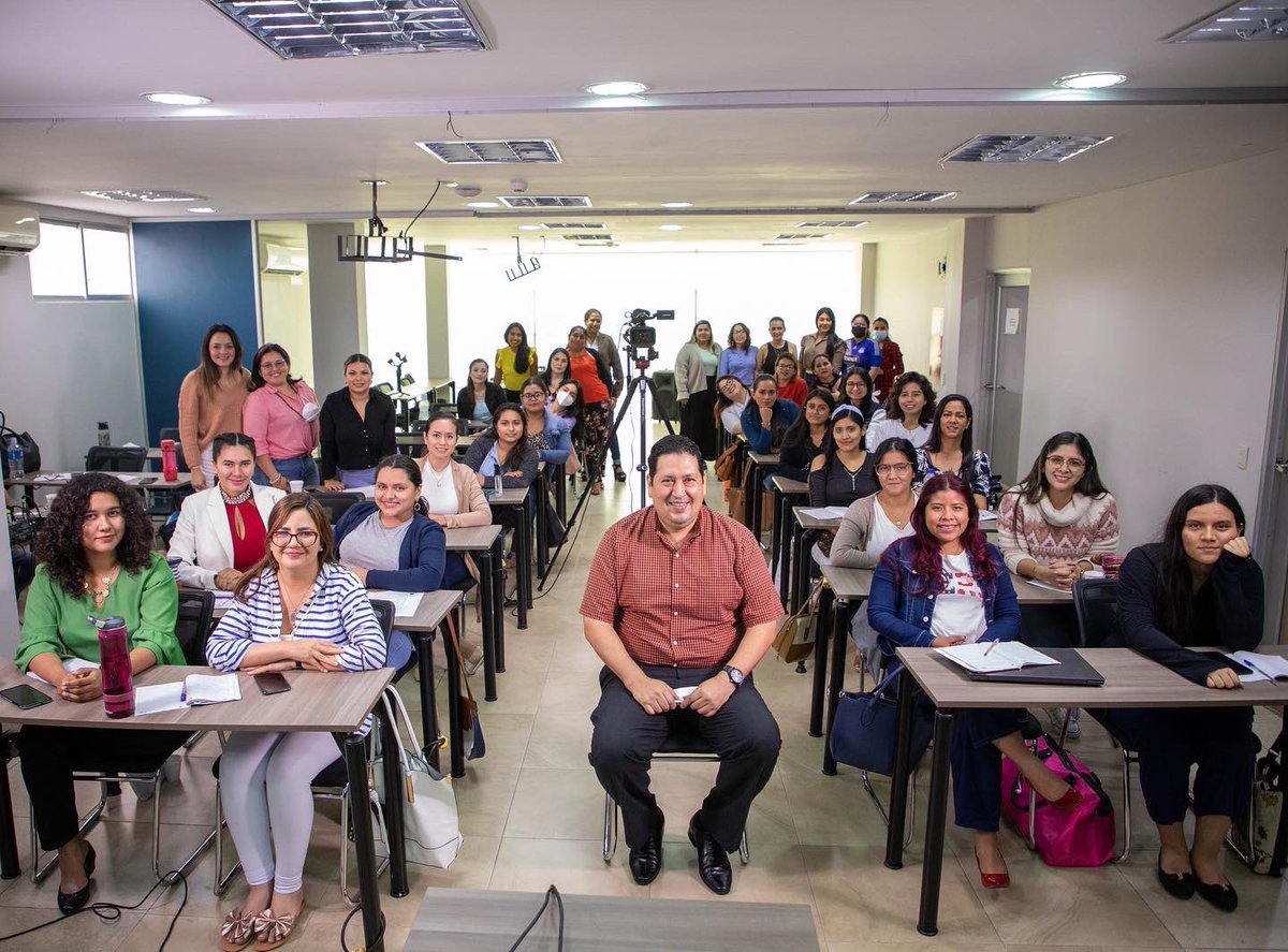 FDLibertad's tweet photo. El economista @larryyumibandam expuso a nuestras alumnas la situación económica actual del Ecuador. Las estudiantes conocieron el contexto en el que se encuentra nuestro país y se discutieron posibles soluciones. @CristinaReyesec @fhs_ecuador https://t.co/fKO59xgBk0