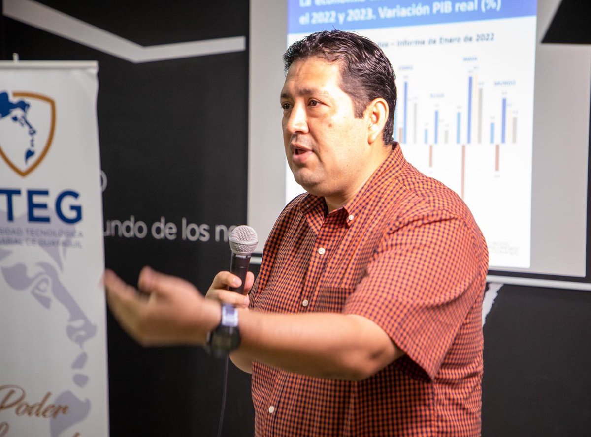 FDLibertad's tweet photo. El economista @larryyumibandam expuso a nuestras alumnas la situación económica actual del Ecuador. Las estudiantes conocieron el contexto en el que se encuentra nuestro país y se discutieron posibles soluciones. @CristinaReyesec @fhs_ecuador https://t.co/fKO59xgBk0