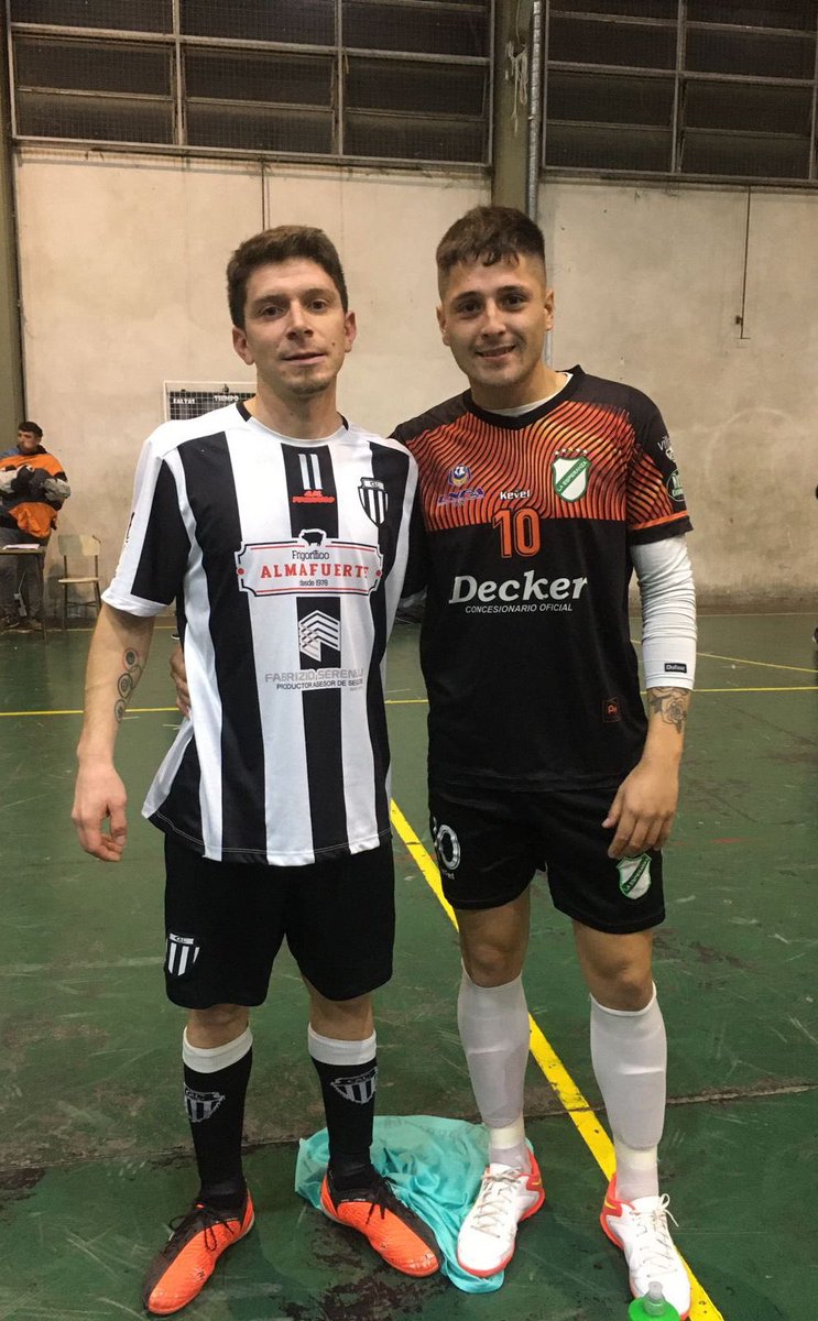 Ayer era el momento para pedir mi foto con el 10, con la joya que nos representa, pero la derrota no lo permitió así que tuve que sacar una con mi 10 de todas las canchas, el 10 rival! Enemigos no, hermanos 💪🏻
#Liniers #LaEsperanza #Futsal