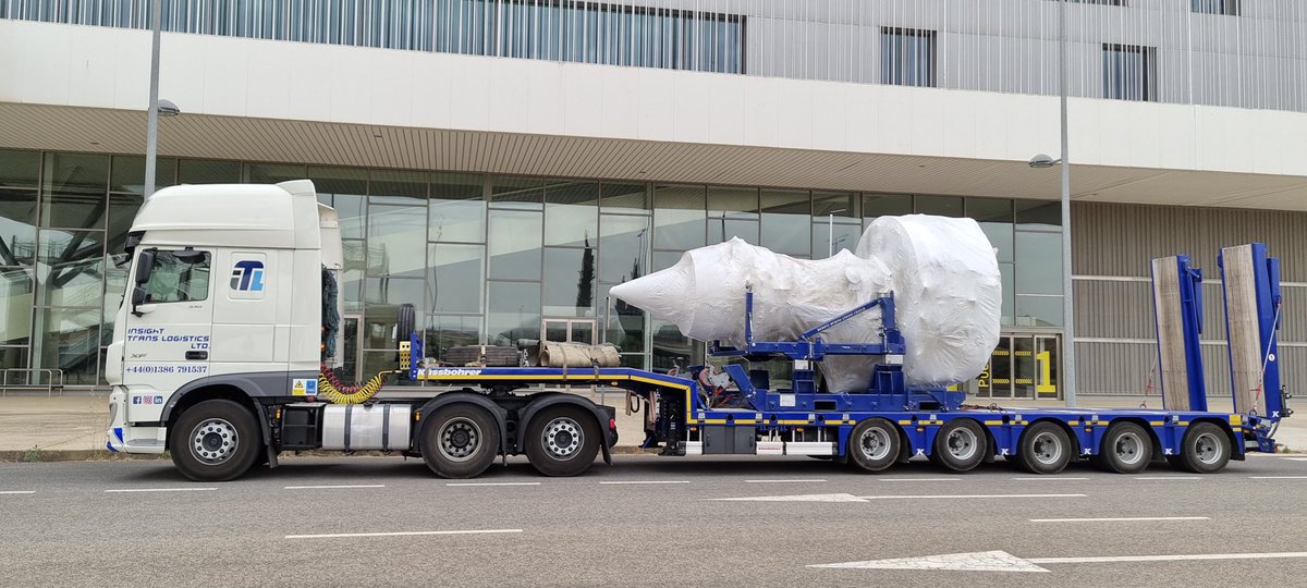 InsightTrans's tweet photo. Our 5 axle semi-low loader trailer is loaded and ready make its way north 😎 ☀️ 

#Haulage #Lowloader #DAF #XF530 #ITL #Transport #Logistics #Photooftheday https://t.co/vWBH2ns0Rf