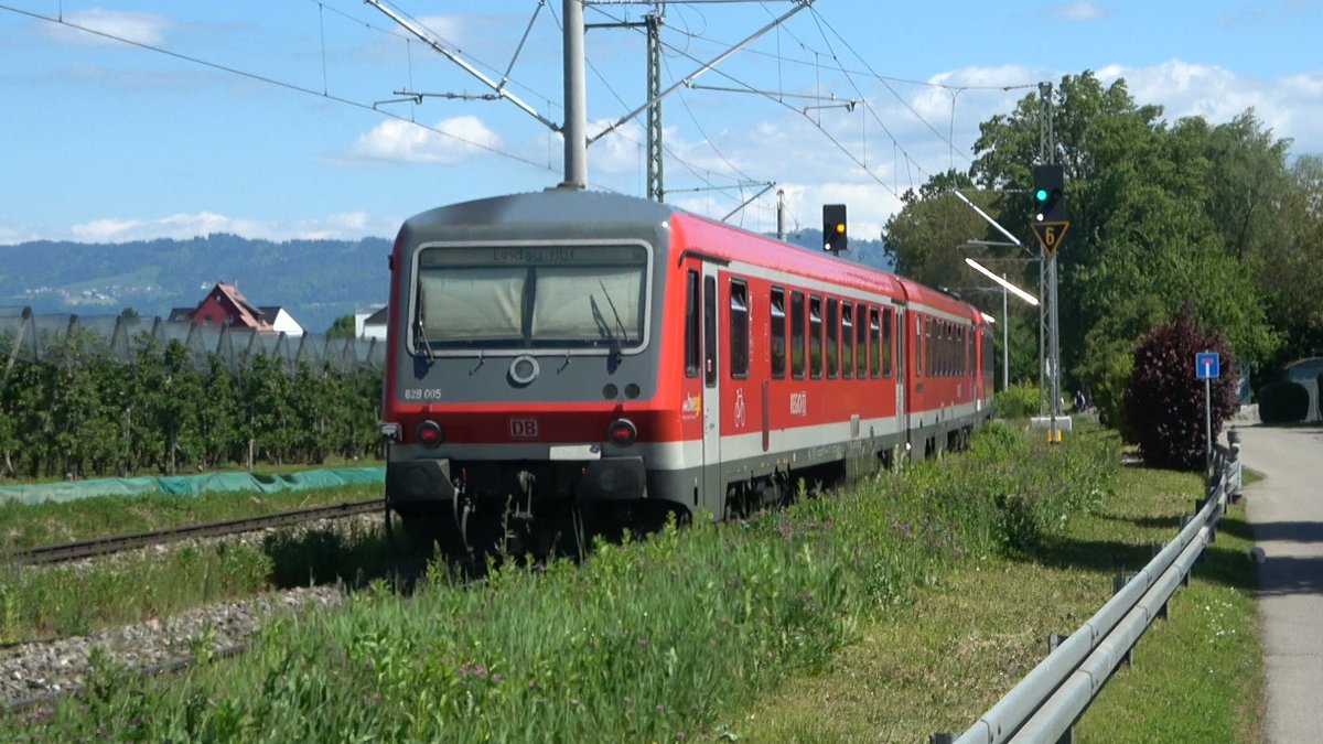 218_493's tweet photo. Und jetzt hab ich noch ein paar Bilder aus Nonnenhorn😁Auch wenn die Zugzielanzeige vom 629 anderes vermuten lässt, sind die Aufnahmen gut ein Jahr alt. "Lindau Hbf" wurde nämlich eigentlich 2020 in "Lindau-Insel" umbenannt. #Trainspotting #BR628 #BR629 #BR245 #BR218 (1/2) https://t.co/EaHWuB8nK4