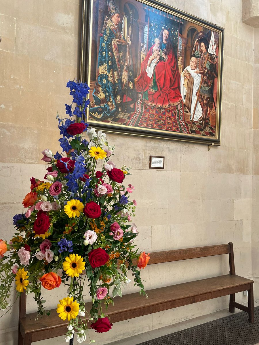 MSServicesLtd's tweet photo. Day 1 of The Carpet of Flowers at @arundelcathedral. Beautiful floral displays and lots of happy visitors #arundel #arundelcathedral #visitarundel #westsussex #sunnywednesday #positivevibes #workinglocal #flowers #whoislife #corpuschristi https://t.co/maPPaqXA0W