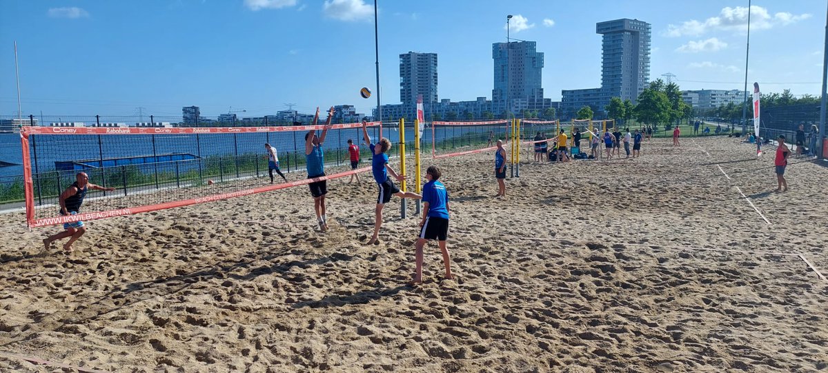 Wat een heerlijke editie van de Divisietoernooien <a href="/nlbeachvolley/">Beachvolleybal</a> afgelopen weekend! Dank aan alle deelnemers en organisatie! 

Komende zaterdag het Rotterdams Beach Circuit en zaterdag 16 juli de volgende divisietoernooien! beachclubrotterdam.nl/kalender-event…

#ikwilbeachen #rotterdamsport