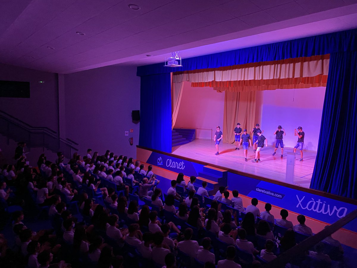 Claretxativa's tweet photo. No tenim paraules per a expressar el que hem viscut hui amb el Got Talent 2022. S’ho hem passat molt bé amb els nostres artistes. I quin públic més animat! Tenim un alumnat amb molt de talent! Enhorabona a tots! https://t.co/ZMoTbskOz7