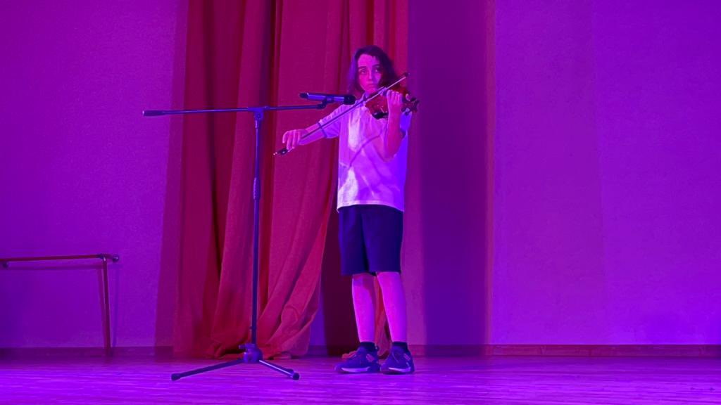 Claretxativa's tweet photo. No tenim paraules per a expressar el que hem viscut hui amb el Got Talent 2022. S’ho hem passat molt bé amb els nostres artistes. I quin públic més animat! Tenim un alumnat amb molt de talent! Enhorabona a tots! https://t.co/ZMoTbskOz7
